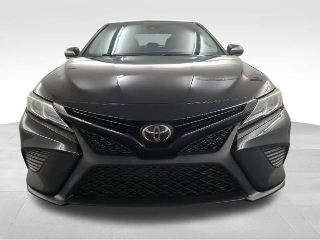 2019 Toyota Camry SE — photo 2