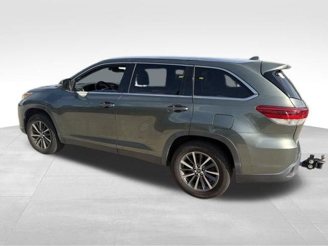 2019 Toyota Highlander SE — photo 2